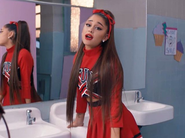 アリアナ・グランデ、「サンキュー、ネクスト」MVの “続編”で自虐炸裂