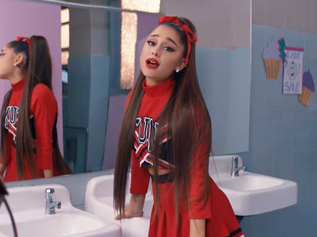 アリアナ・グランデ、「サンキュー、ネクスト」MVの “続編”で自虐炸裂