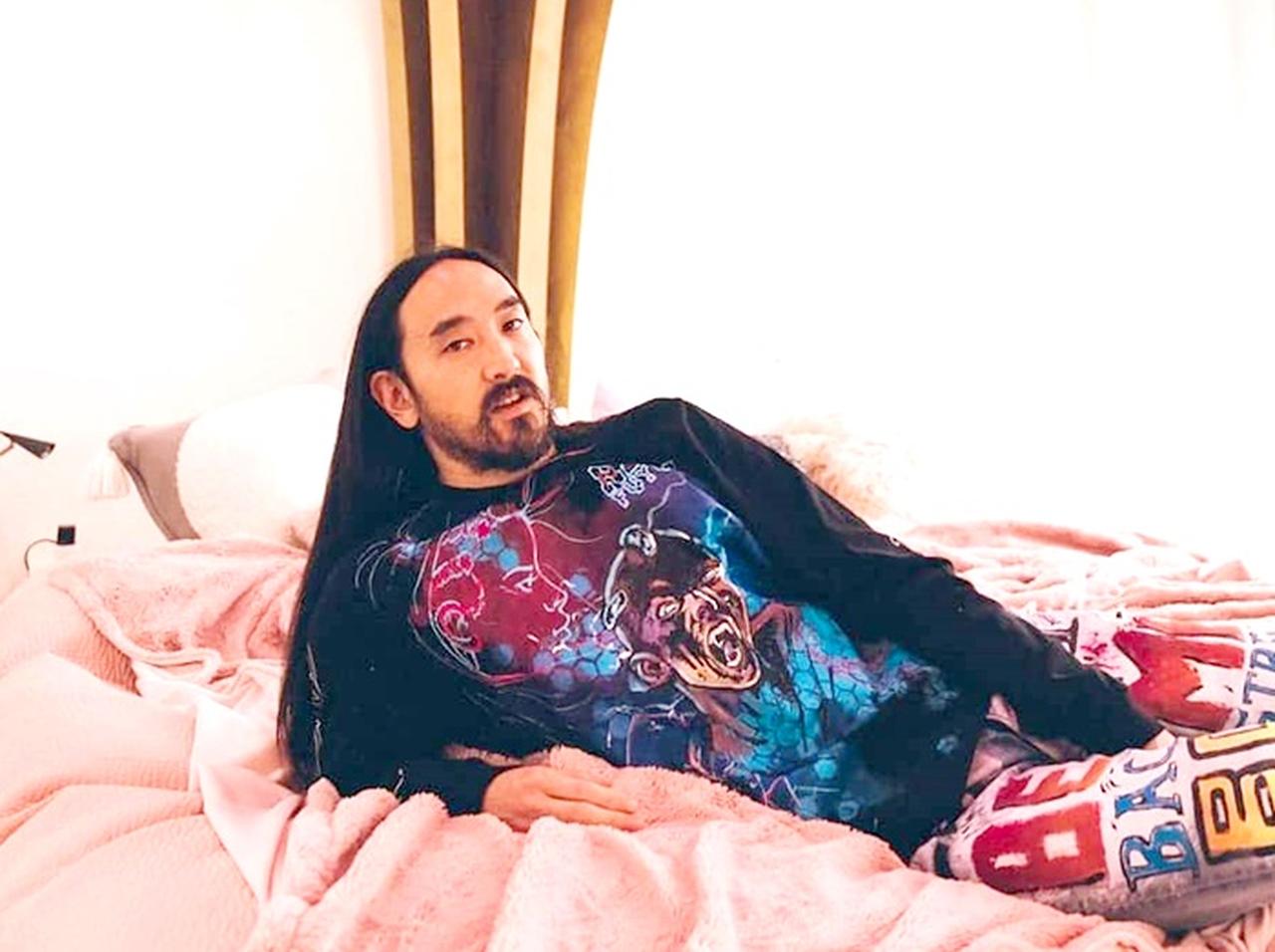 スティーヴ・アオキが「スーツのアオキ」でスーツを新調