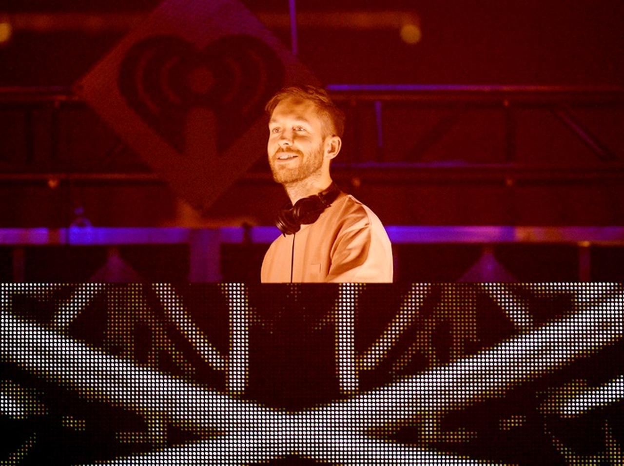 カルヴィン・ハリス、DJ中に着ていたTシャツに書かれた漢字とは?