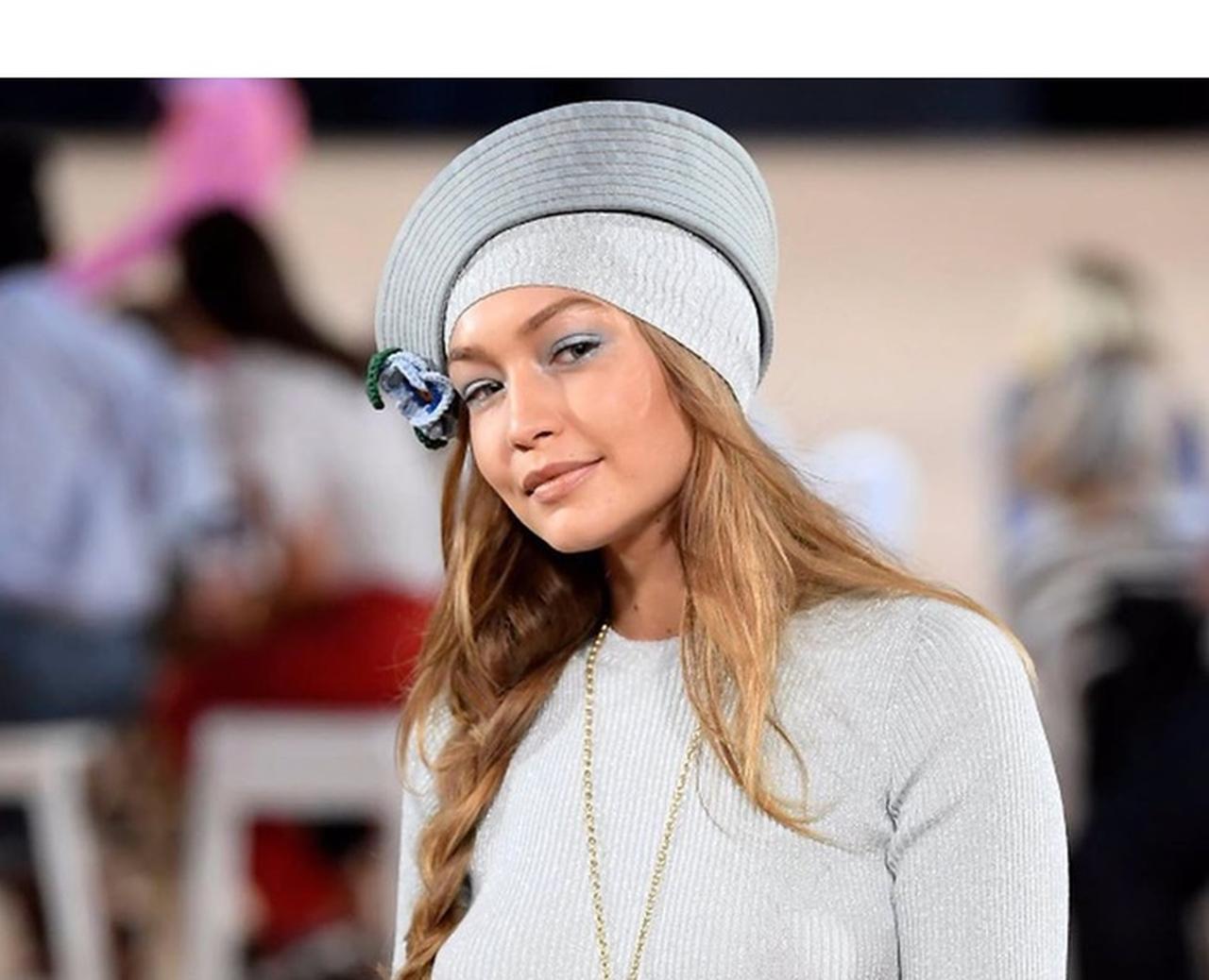 ジジ・ハディッド、ランウェイを裸足で歩くもプロ根性をみせる