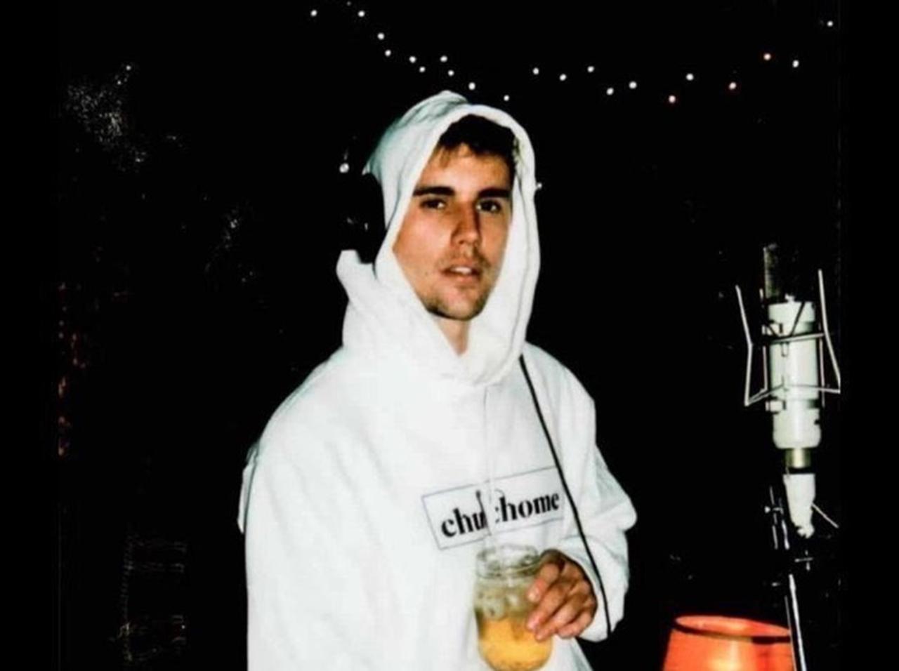 ジャスティン・ビーバー、愛猫「スシ」を連れて“仕事場”へ