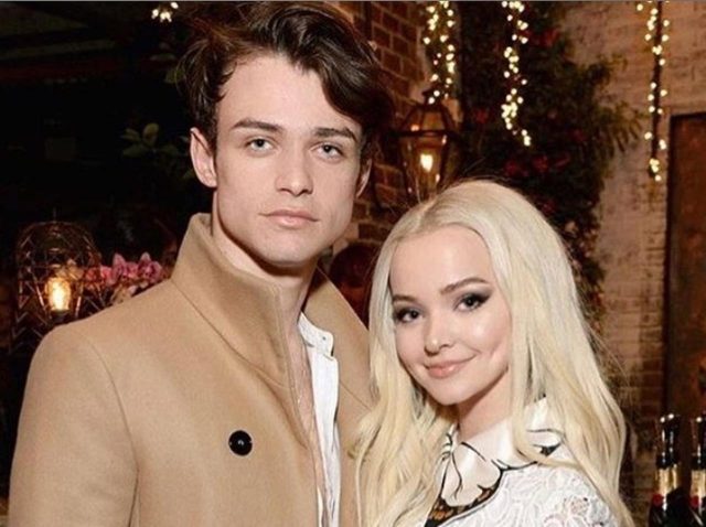 ダヴ・キャメロンと恋人トーマス・ドハーティ、キス写真と甘いポエムで愛を伝え合う