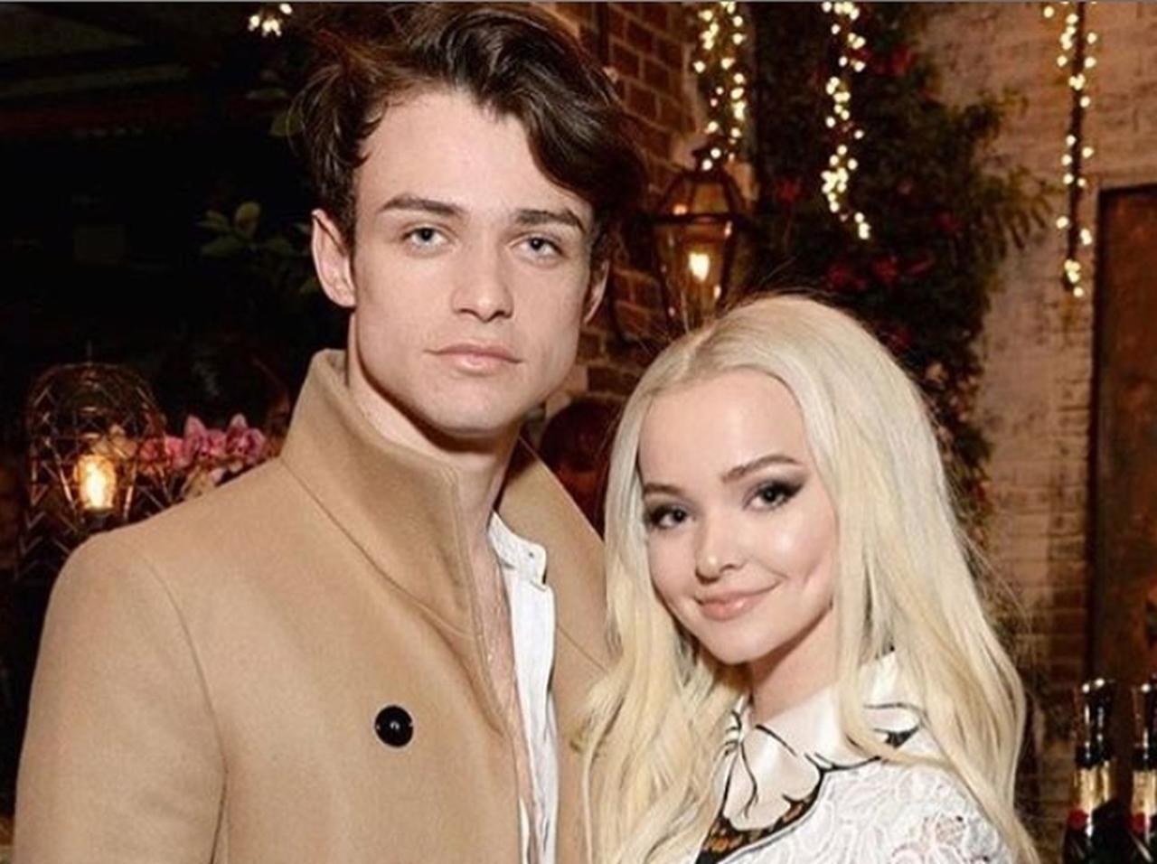 ダヴ・キャメロンと恋人トーマス・ドハーティ、キス写真と甘いポエムで愛を伝え合う