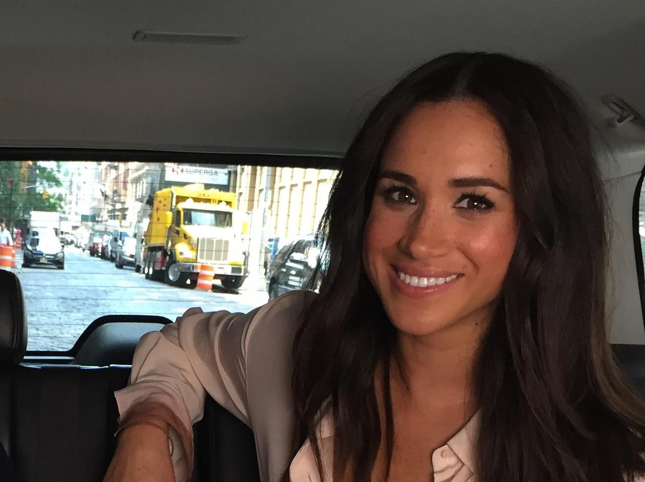 メーガン妃が床に寝っ転がる!バスローブ姿になる!「夫」がお宝写真を大量公開