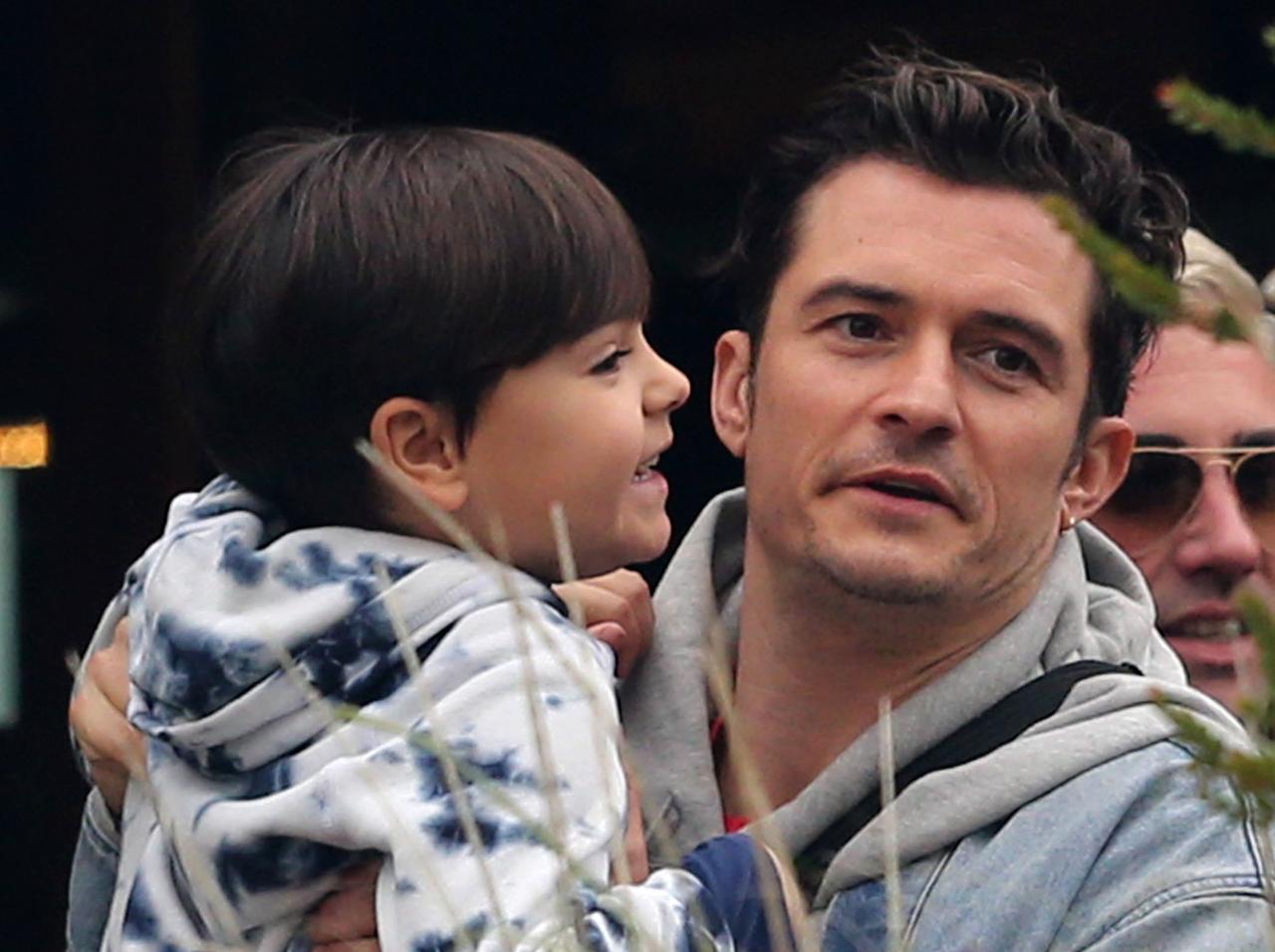 オーランド・ブルーム、8歳息子を「セラピーに通わせたい」理由が『セレブ』すぎる