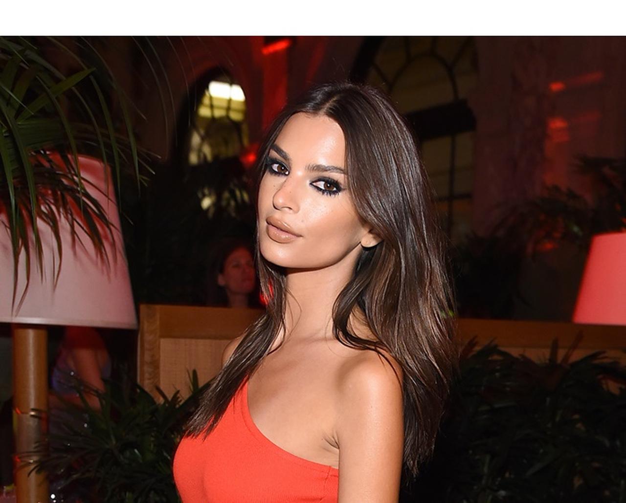 エミリー・ラタコウスキー、セレブが集まるパーティーでZARAの5,500円のドレスを着用