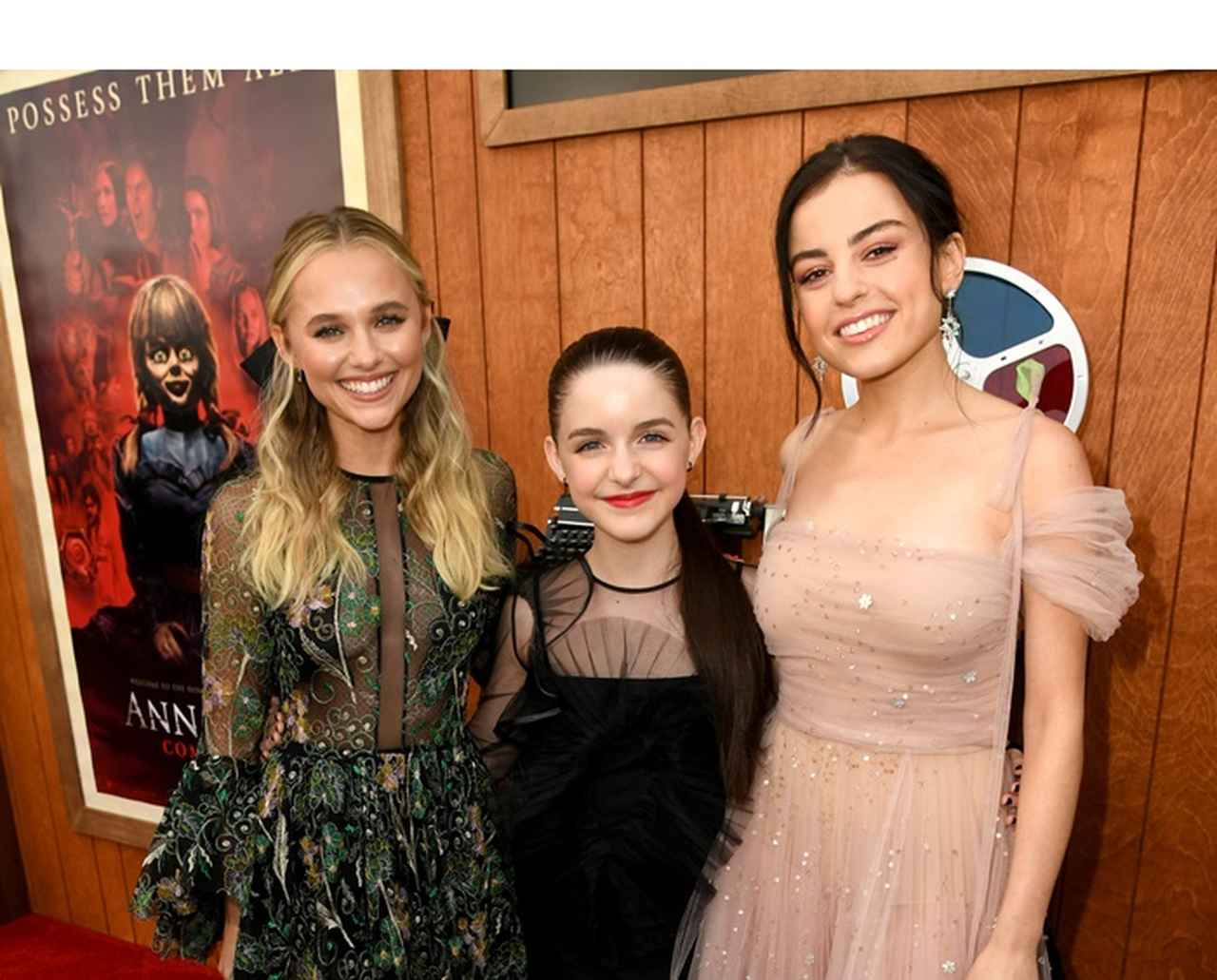 『アナベル 死霊博物館』の「お留守番女子3人」が日本のお守りを持つ【独占】