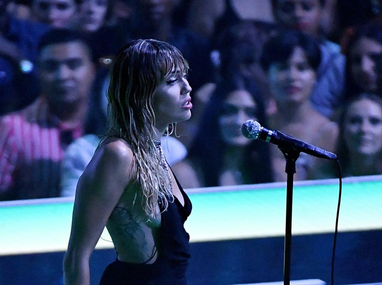 マイリー・サイラス、リアムとの破局を連想させる新曲MVに「隠れたメッセージ」