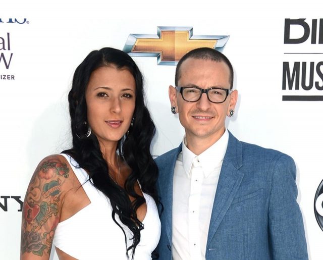 故チェスター・ベニントンの妻が新恋人と婚約、リンキン・パークのメンバーも祝福