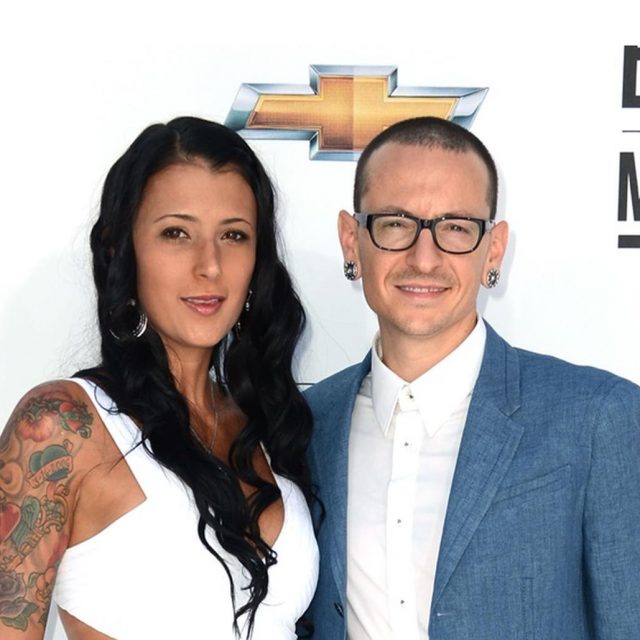 故チェスター・ベニントンの妻が新恋人と婚約、リンキン・パークのメンバーも祝福