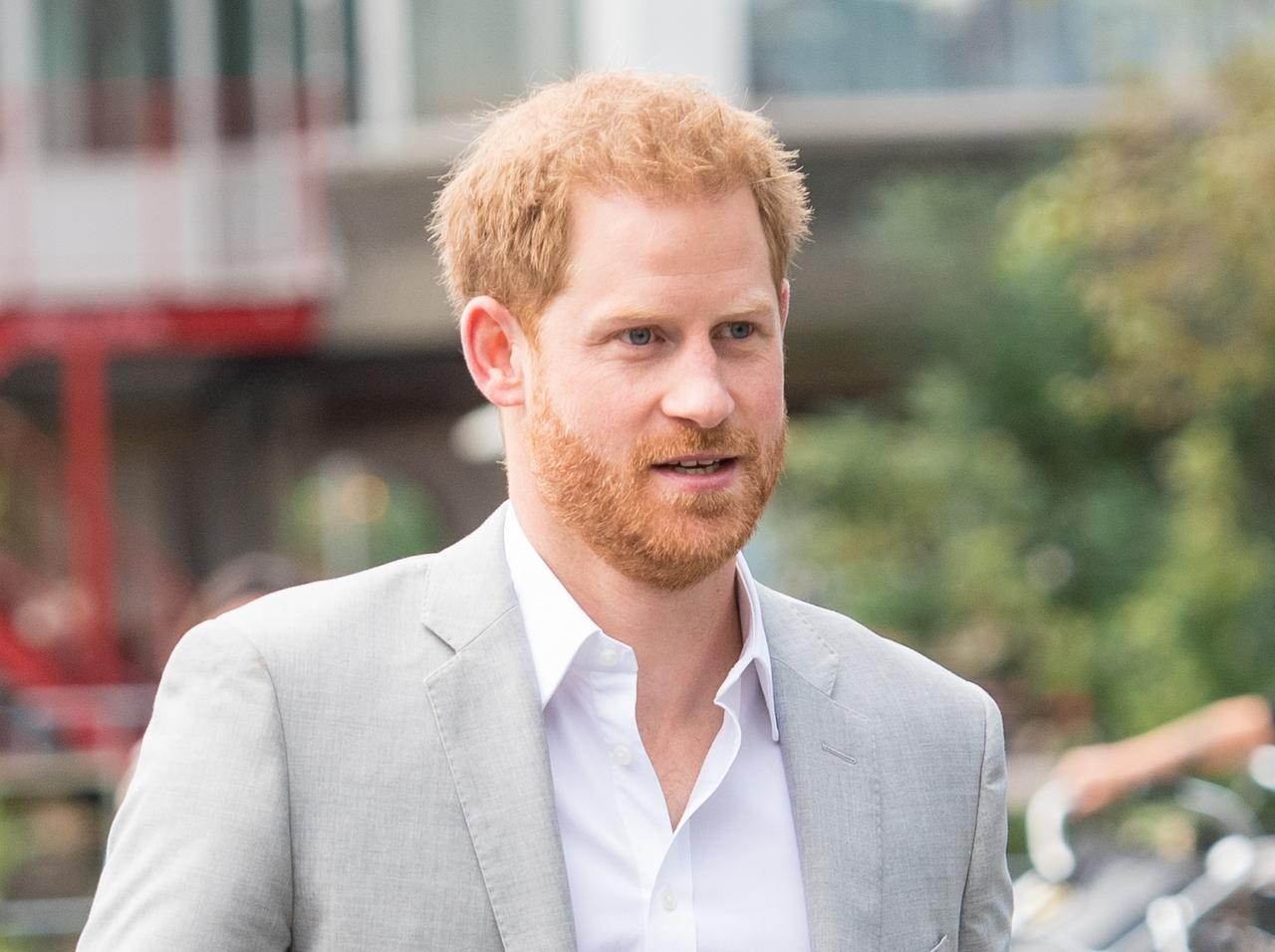 ヘンリー王子、ファンからプレゼントを「手渡し」で受け取る姿が“良い人”すぎる