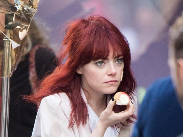 エマ・ストーン『クルエラ』撮影中、赤髪にイメチェンしてロンドンを全力疾走