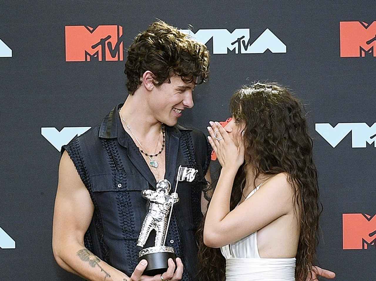 ショーン・メンデス＆カミラ・カベロ、本番前にトイレで「ある事」をしていた