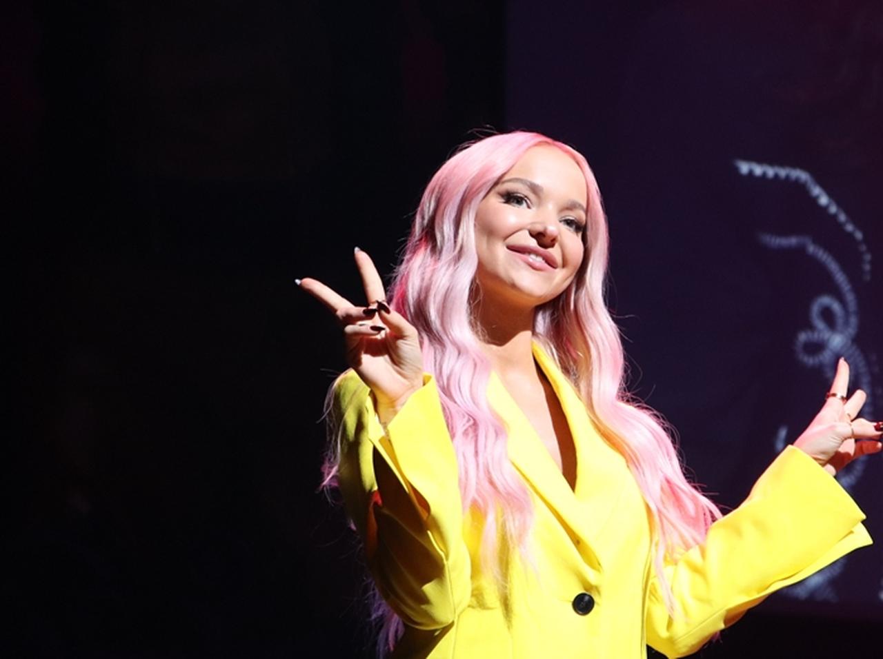 【来日】ダヴ・キャメロン、差し入れに「コンビニのお菓子」を大量ゲット