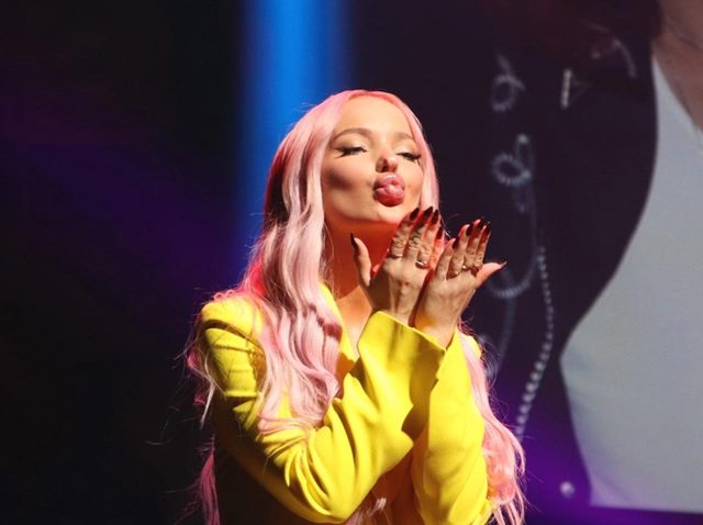 【来日】ダヴ・キャメロン、『浴衣』で東京タワーを背景に「和服美人」ぶりを披露