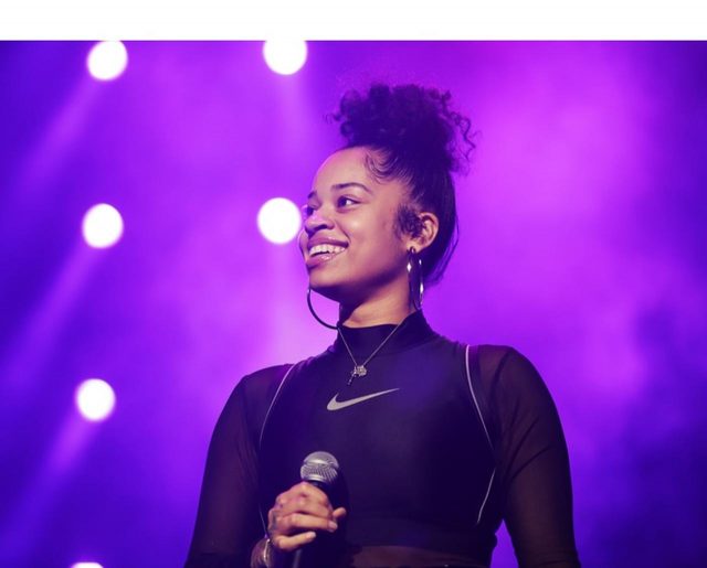 エラ・メイの歌声を聴いたアリアナ・グランデのファンに本人が反応