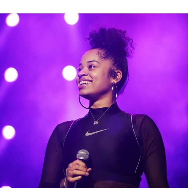 エラ・メイの歌声を聴いたアリアナ・グランデのファンに本人が反応