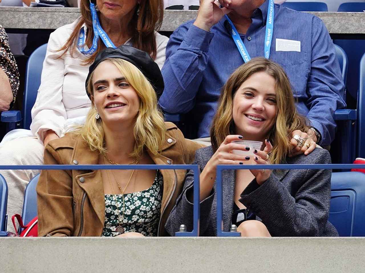 カーラ・デルヴィーニュ、恋人アシュレイ・ベンソンと全米オープンで堂々とキス