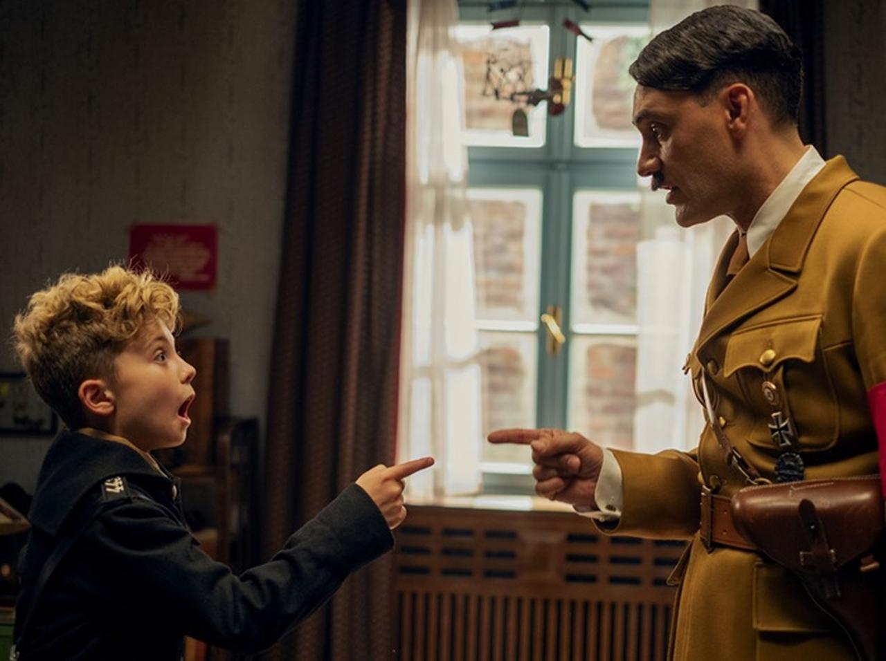 ワイティティ監督のスーツ姿がかっこいい!トロント国際映画祭で最高賞『ジョジョ・ラビット』