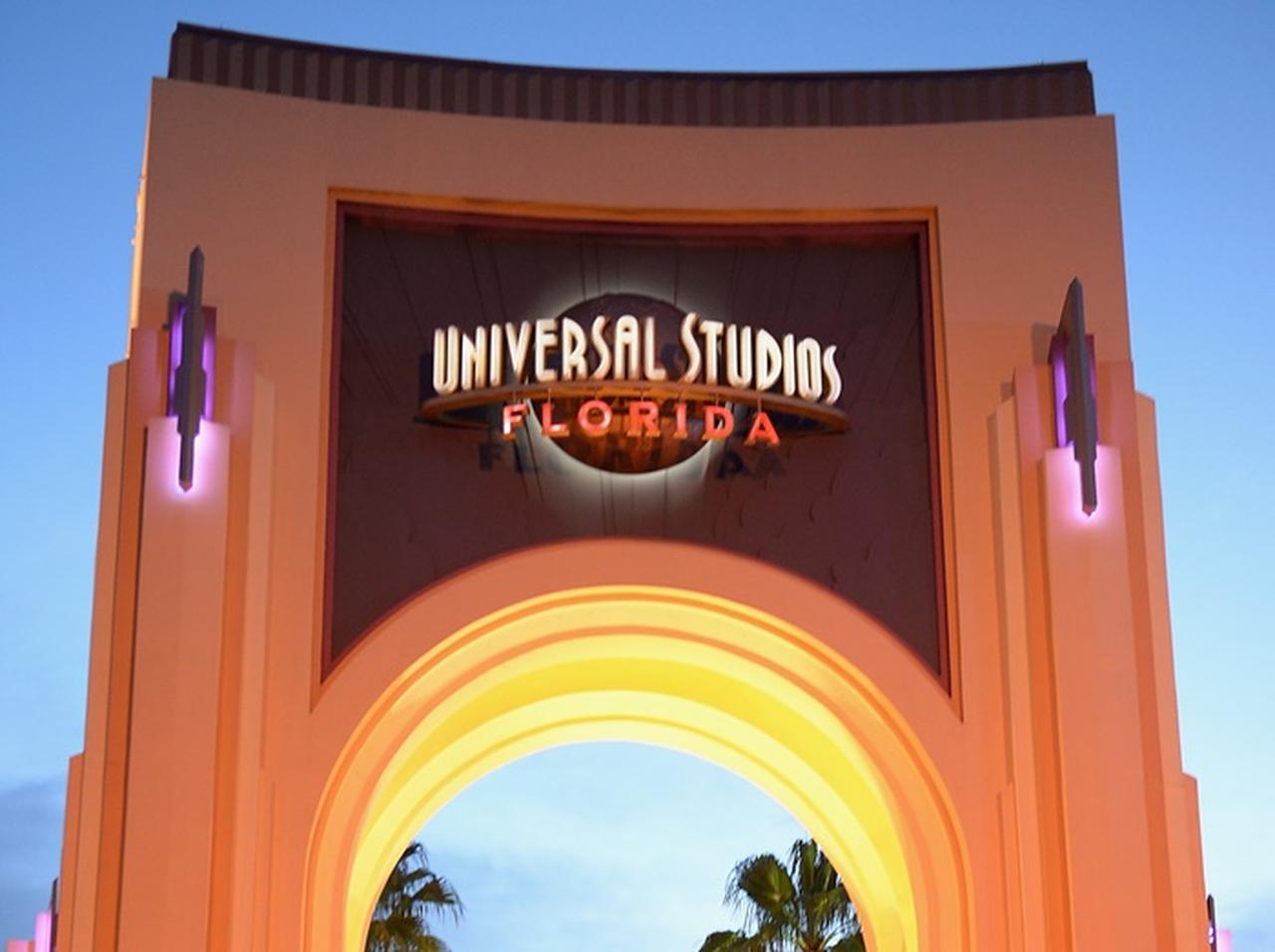 ユニバーサル・スタジオ、「記念撮影サービス」で『あるポーズ』をした団体が永久追放される