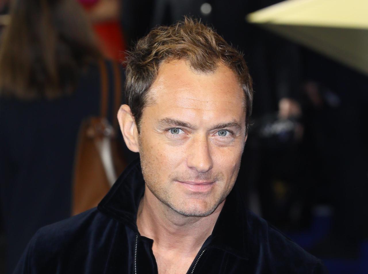 ジュード・ロウ、「光輝く白ブリーフ」1枚姿で肉体美を披露