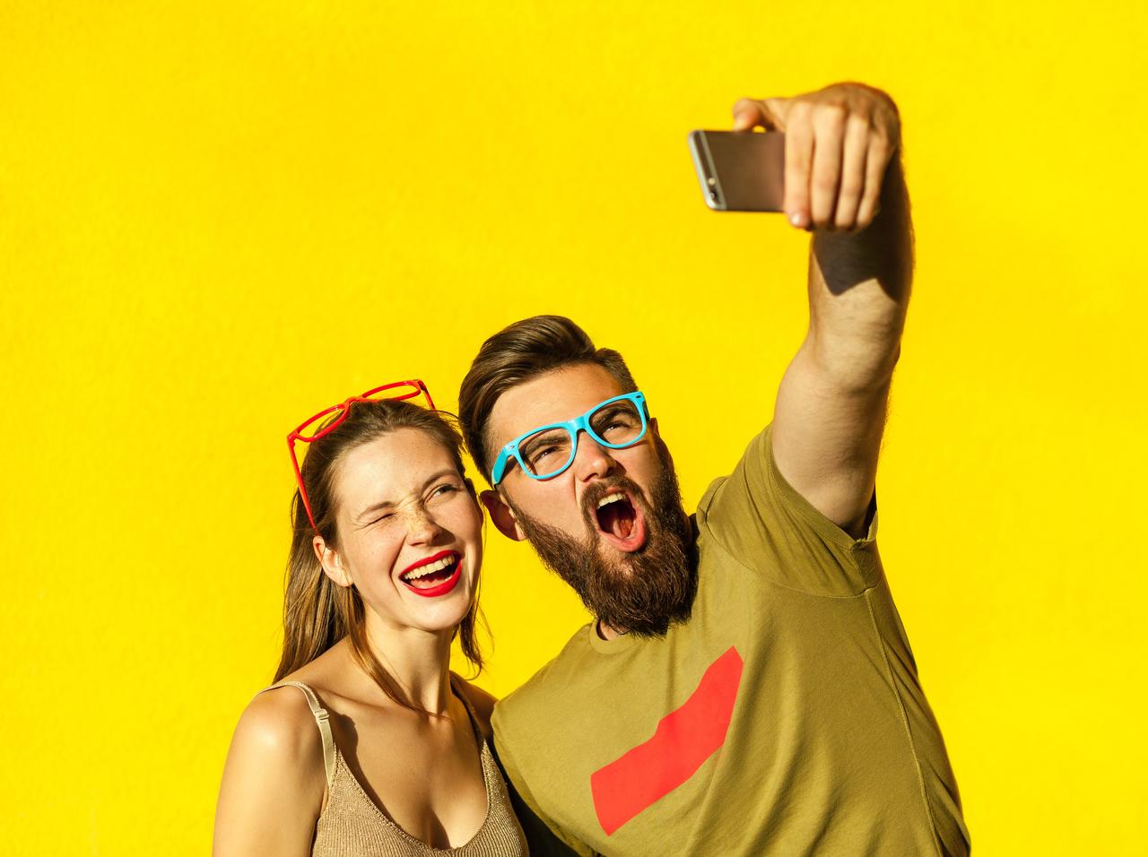 自撮り中に「マッチングアプリ」の通知が表示されたカップル、“修羅場”の映像も配信