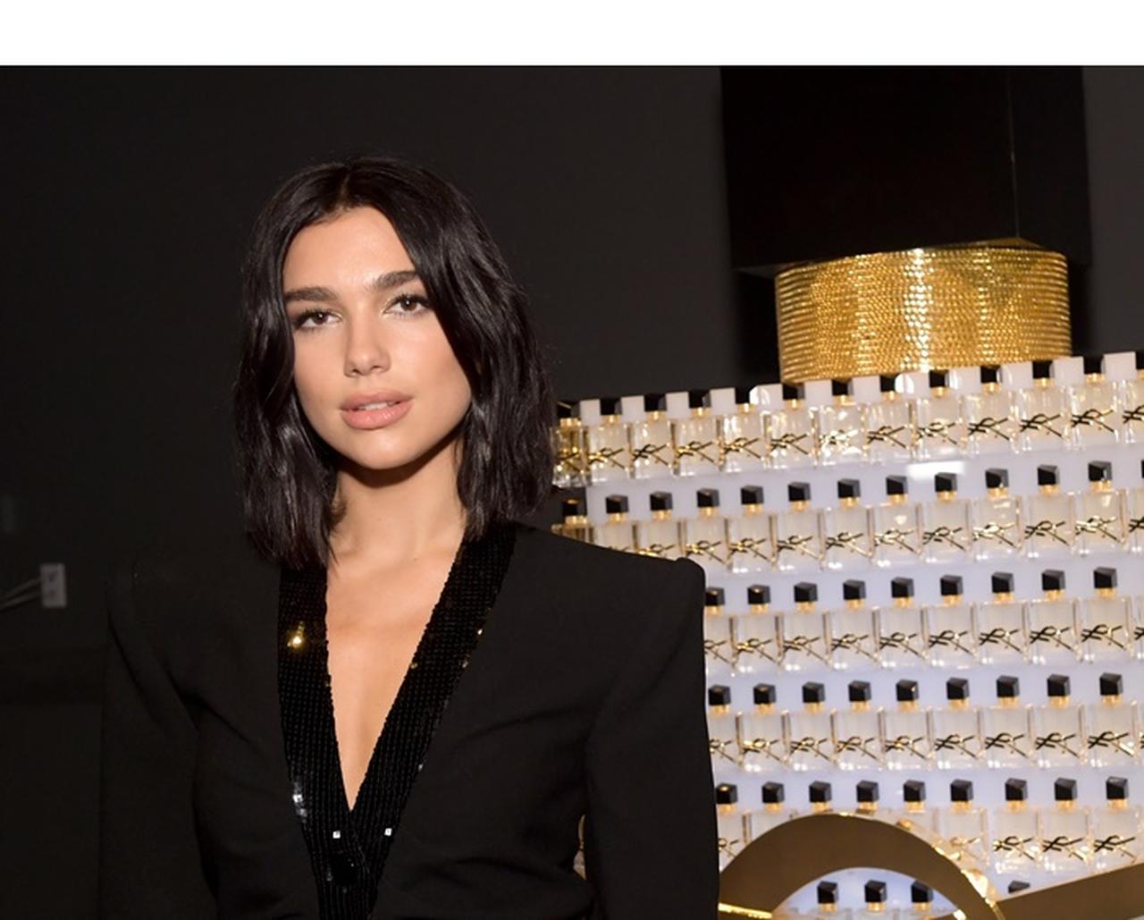 デュア・リパ、ブランドのロゴを使ったネイルがこれからの時期にピッタリ