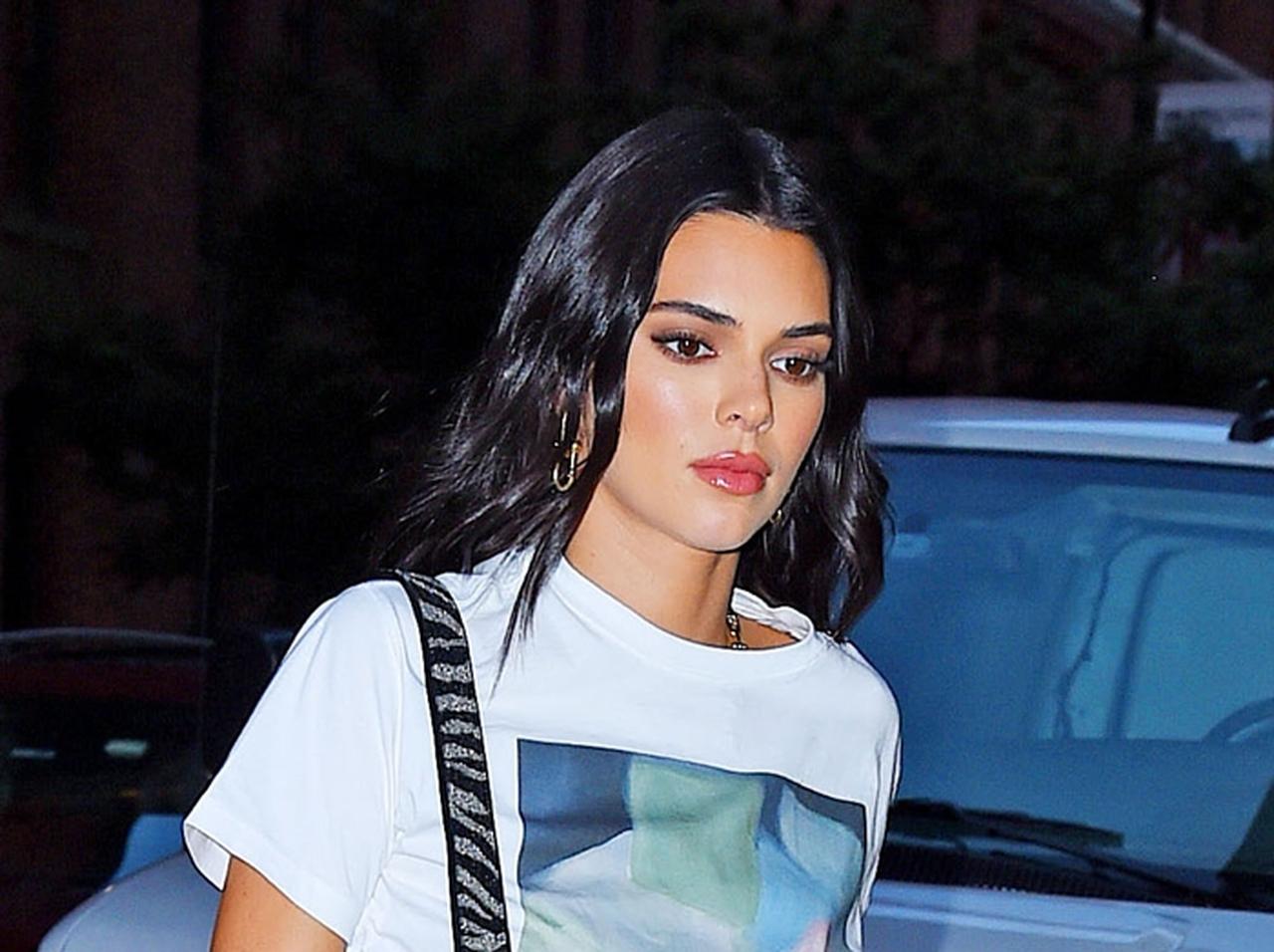 レザーパンツを1日で着回し！ケンダル・ジェンナーのモノトーンコーデ