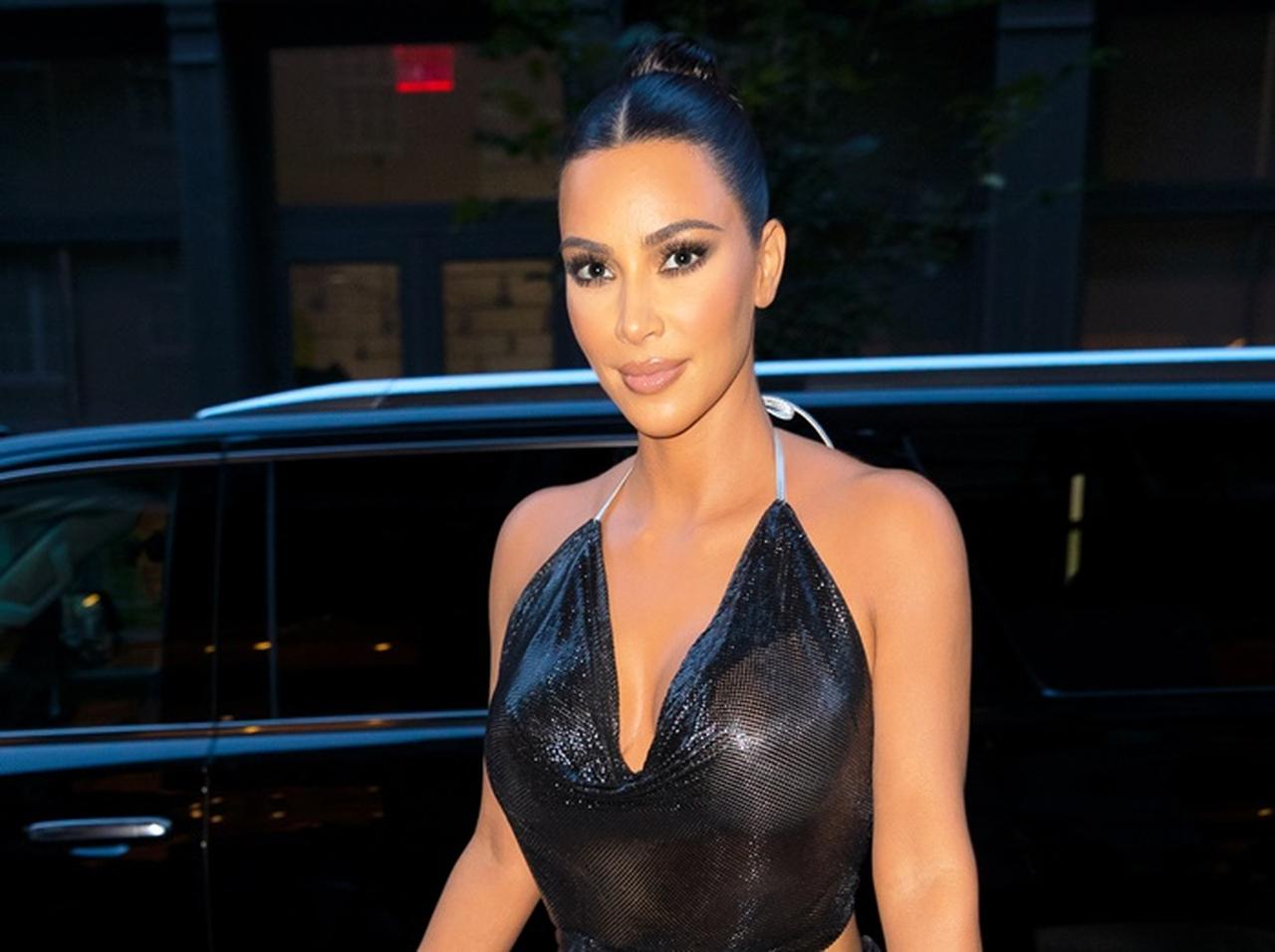 キム・カーダシアン、完全に“見えてる”「シースルー服」で禁断のテレビ出演