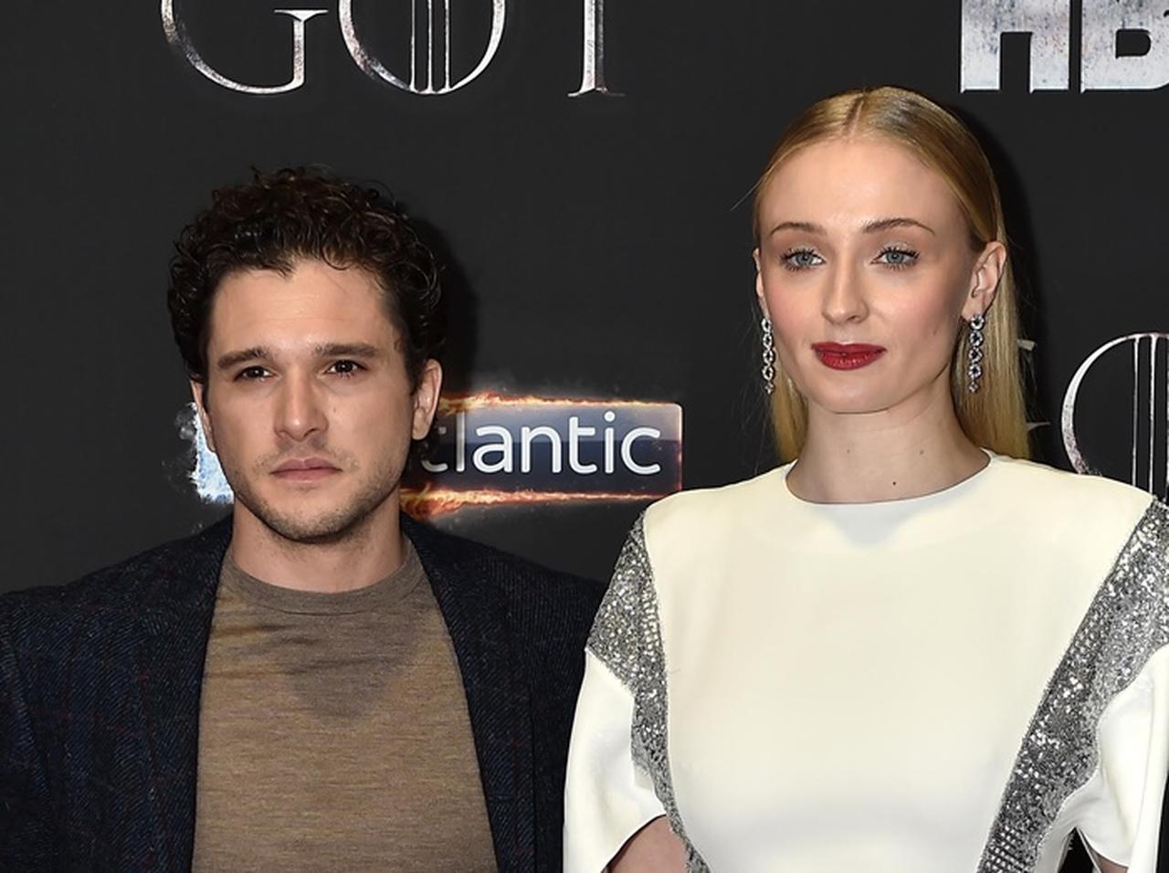 キット・ハリントン&ソフィー・ターナー、「再会のハグ」が可愛すぎる【エミー賞】