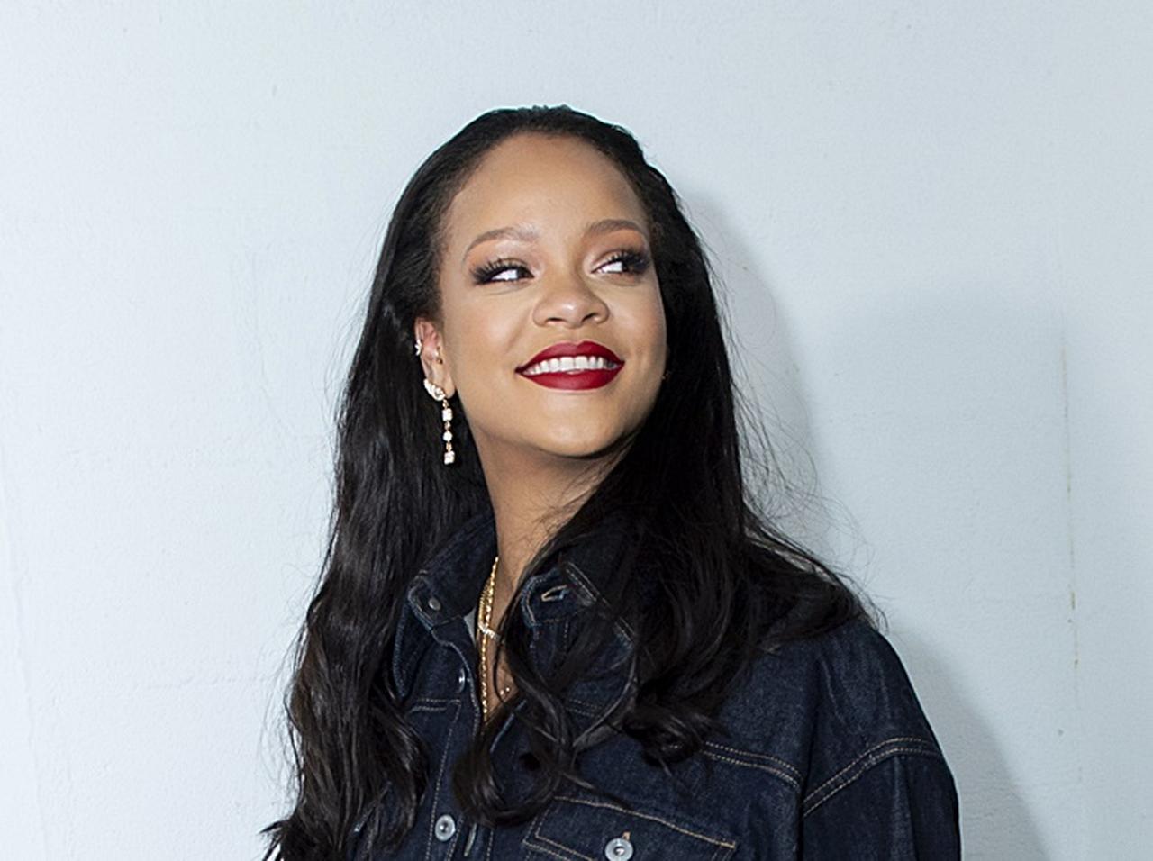 リアーナ、「超まじめな理由で」下着姿のままキッチンで踊りまくる