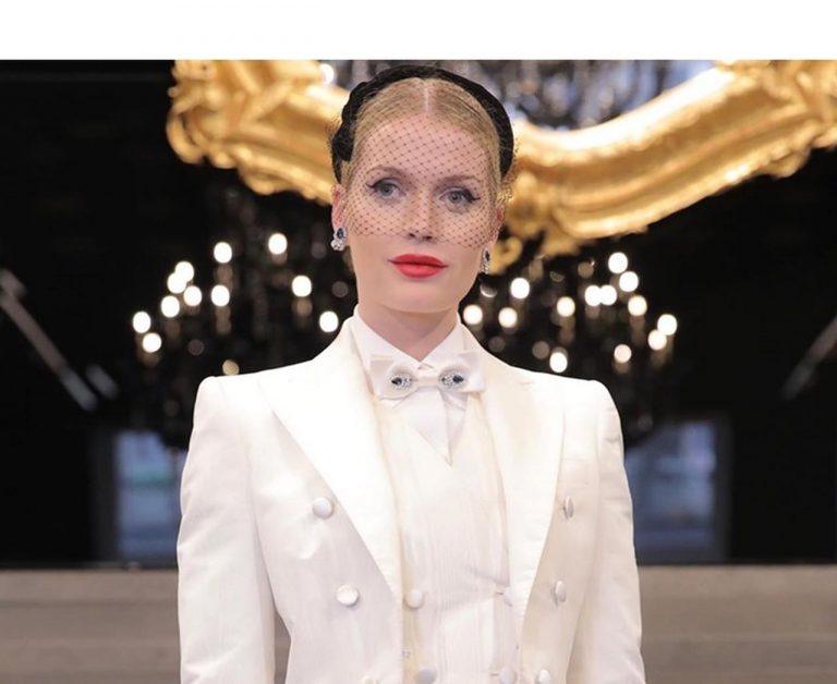 ダイアナ妃の美しすぎる姪が「宝塚風スーツ」でファッションショーへ