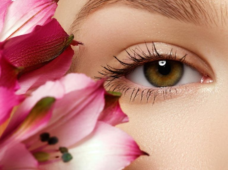 時短で美しいまつ毛メイクが完成!斬新なマスカラのつけ方とは?
