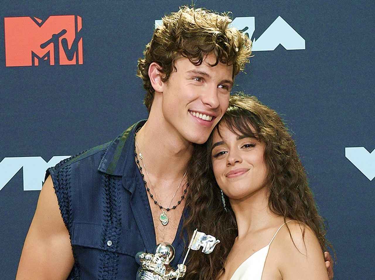 ショーン・メンデス、5万人の観客の前でカミラ・カベロと「生キス」