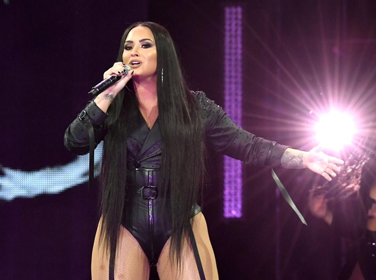 デミ・ロヴァート、見せたくない「太もものセルライト」をわざと公開して重大発表