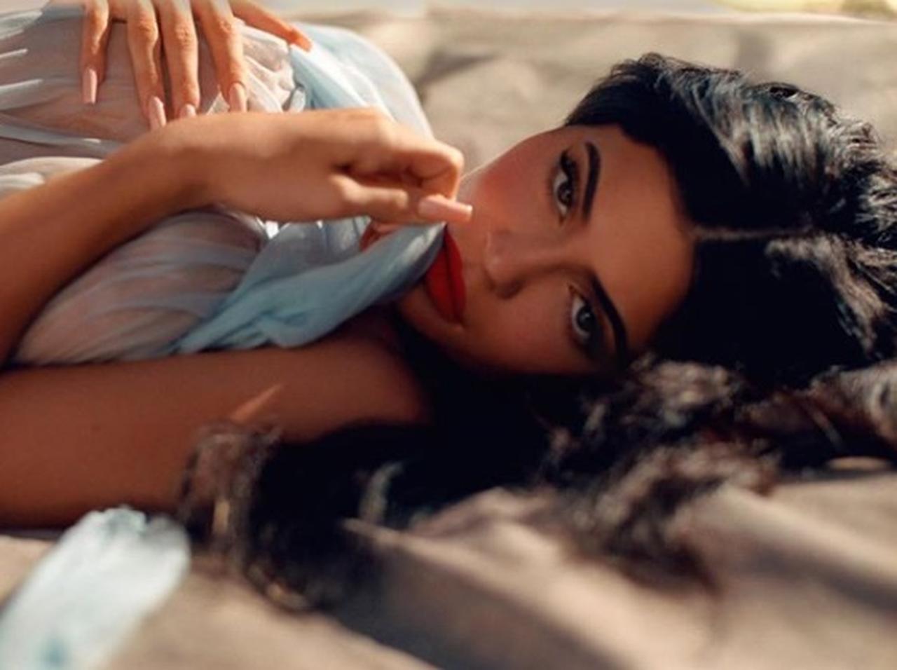 カイリー・ジェンナー、体調不良で入院後に“R18”な「全身穴あきタイツ」で卑猥ポーズ