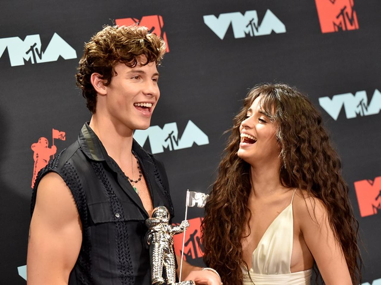 ショーン・メンデス、ついにカミラ・カベロとの「交際」を認める