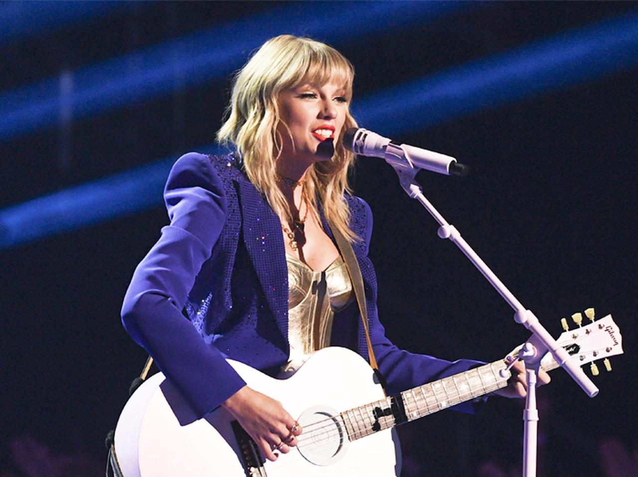 テイラー・スウィフト、ガンと闘う16歳少女に医療費を寄付 心温まるメッセージ送る