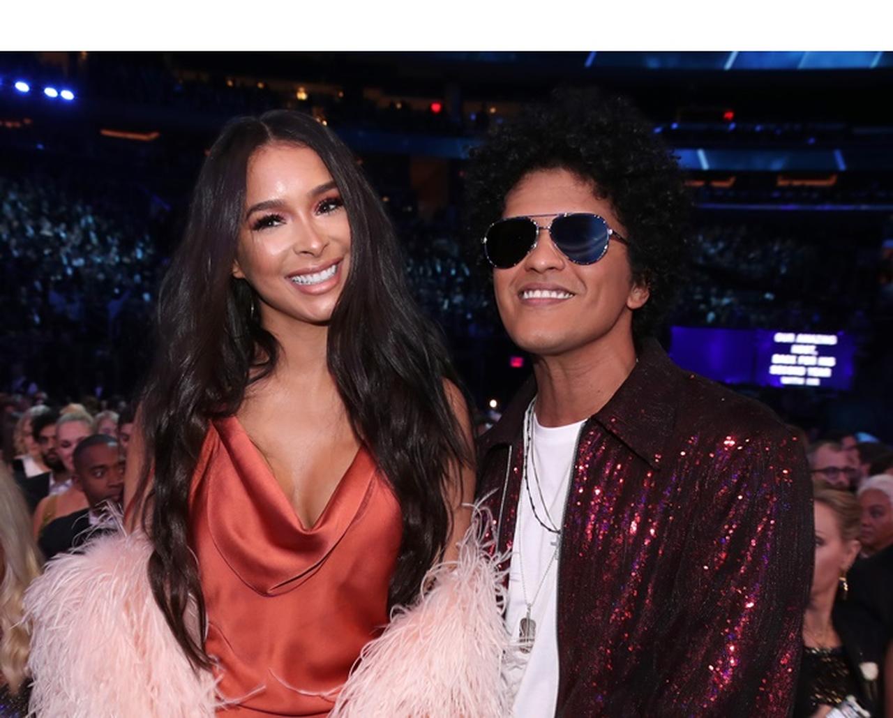 ブルーノ・マーズ、恋人の腰を抱く写真にラブラブっぷり健在