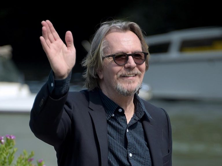 ゲイリー・オールドマン、「日本製のアイテム」使ってヴェネチア映画祭で“副業”