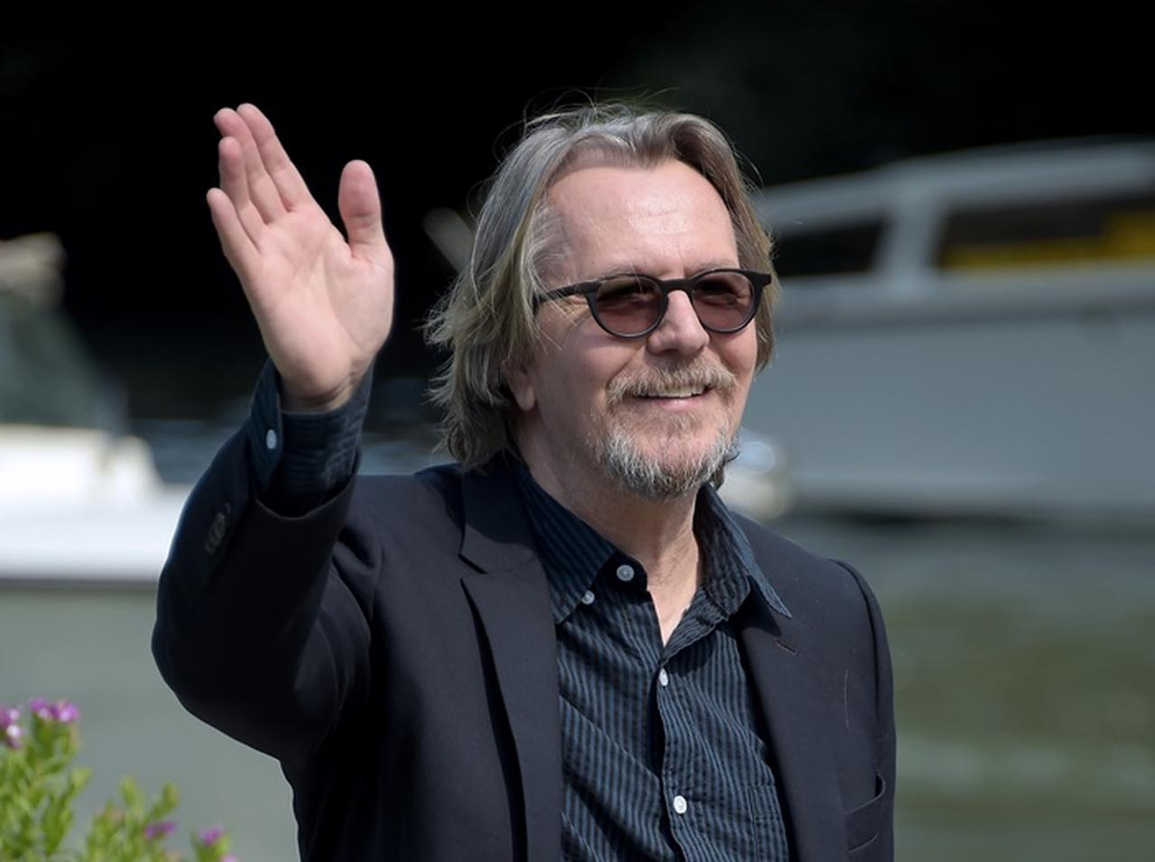 ゲイリー・オールドマン、「日本製のアイテム」使ってヴェネチア映画祭で“副業”