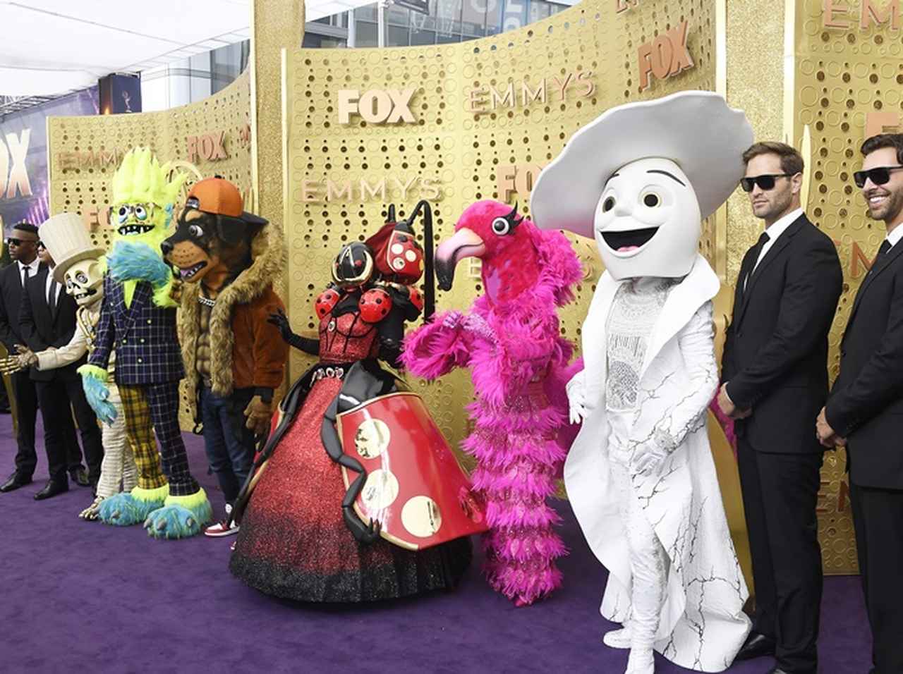 エミー賞のレカペに「謎のコスプレ集団」が襲来、シュールすぎると話題に