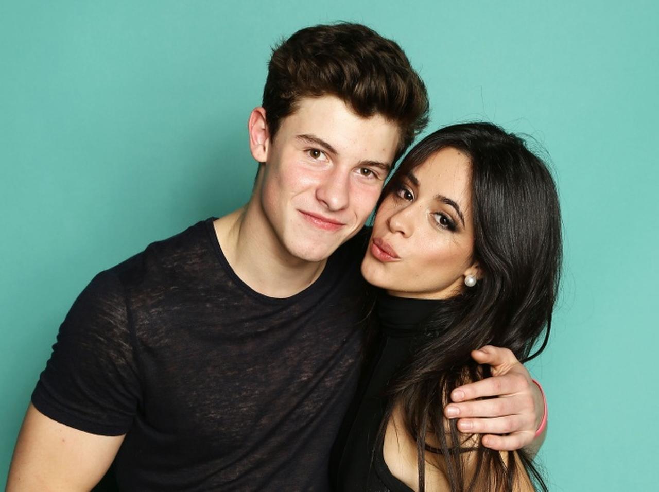 ショーン・メンデス、人目もはばからずカミラ・カベロと「濃厚なキス」を交わす