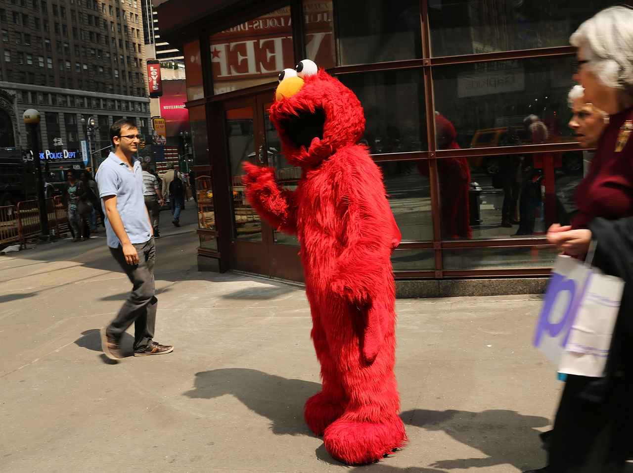 ニューヨーク、タイムズスクエアの「エルモ」が『痴漢』で逮捕される