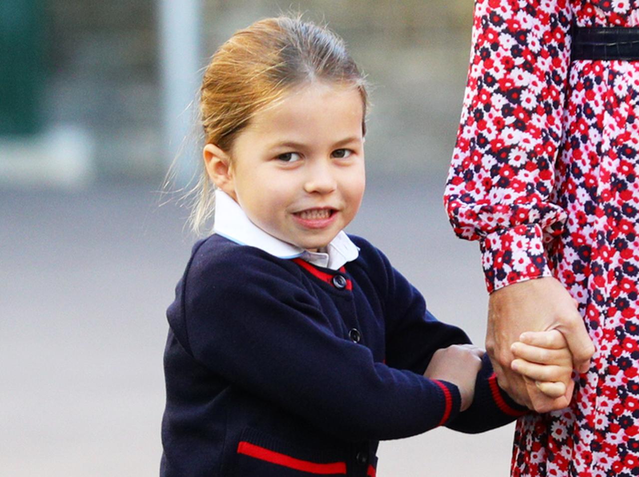 シャーロット王女、「76円」のキーホルダーで通学カバンに“自分らしさ”をプラス