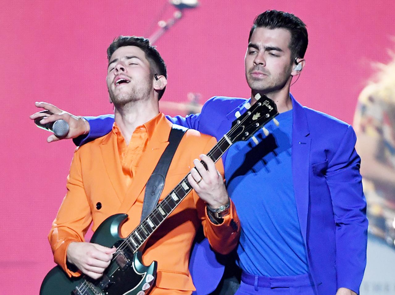 ニック・ジョナスがライブ中に「痴女の餌食」に！犯行動画が激撮