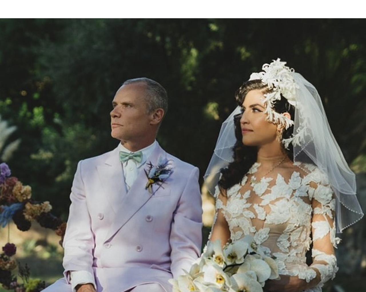 レッド・ホット・チリ・ペッパーズのフリーが結婚式で日本のブランドのスーツを着用