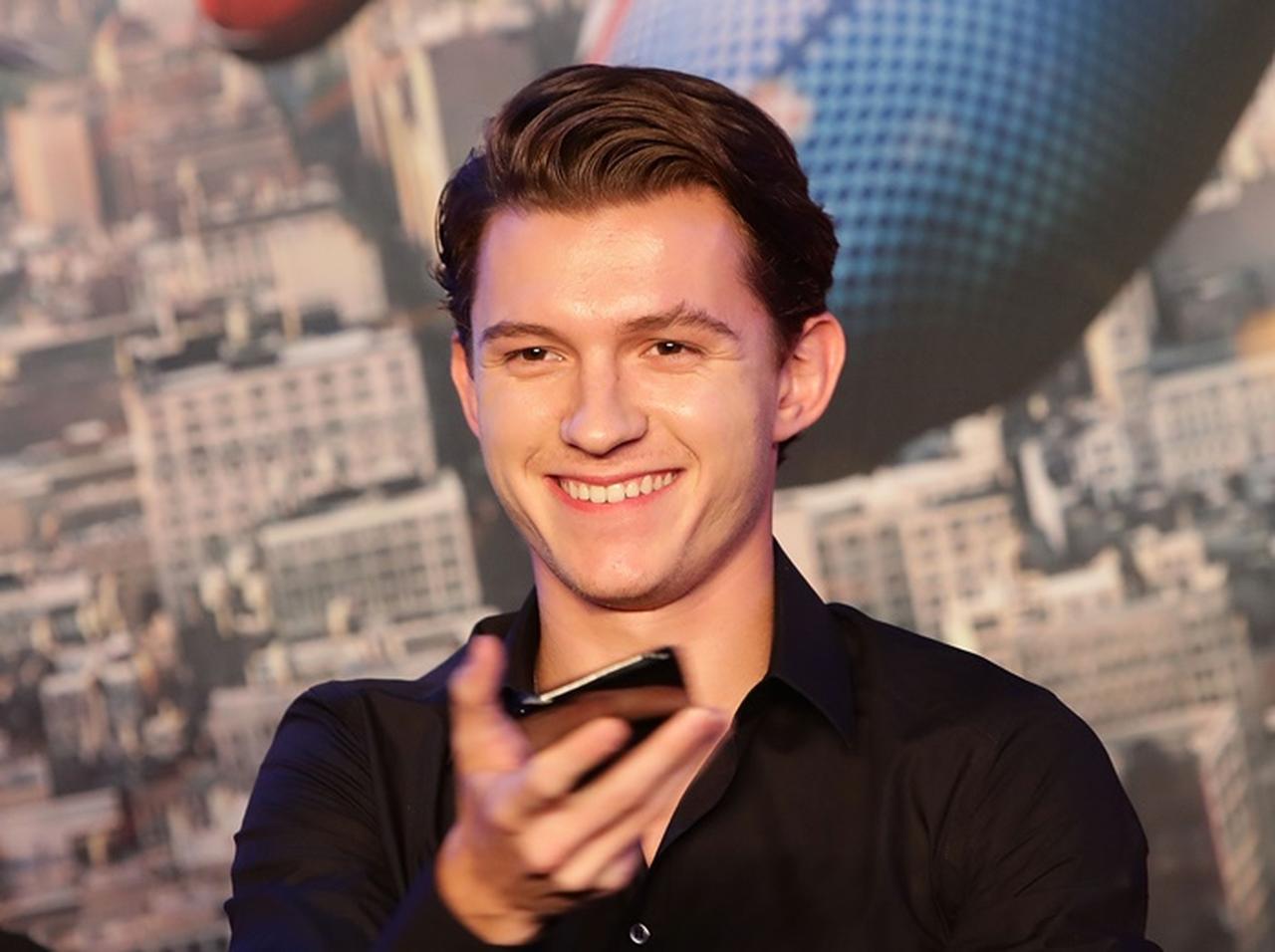 トム・ホランドが坊主に!あの大御所ラッパーに似ているとの声も