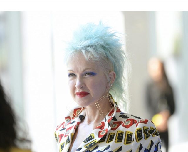 シンディ・ローパー、「ハイボール」の看板の前で黄昏る